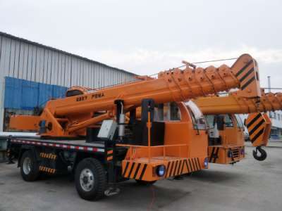 廣東吊車與山東億宏機(jī)械 10噸汽車吊在建筑工程與路橋施工中的專業(yè)應(yīng)用